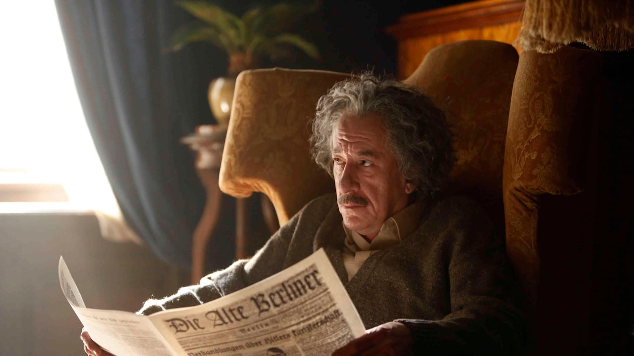 Geoffrey Rush es Albert Einstein en la nueva serie 'Genius' de Nat Geo.