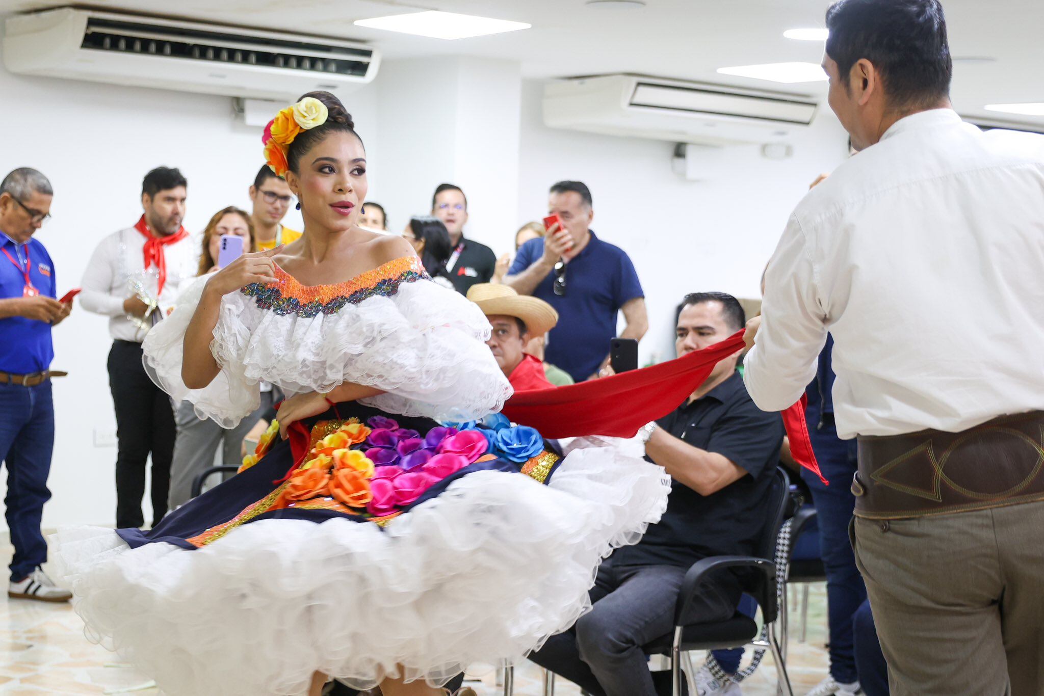 Se destacó el aumento de más de 1.000 artistas con respecto al año 2024, en las inscripciones para las Rondas Clasificatorias, en el área de danza, música y comparsas, que se van a llevar a cabo del 1 al 10 de mayo en los municipios de Palermo, Rivera, Neiva, Pitalito, Garzón y La Plata, buscando fortalecer a los artistas locales.