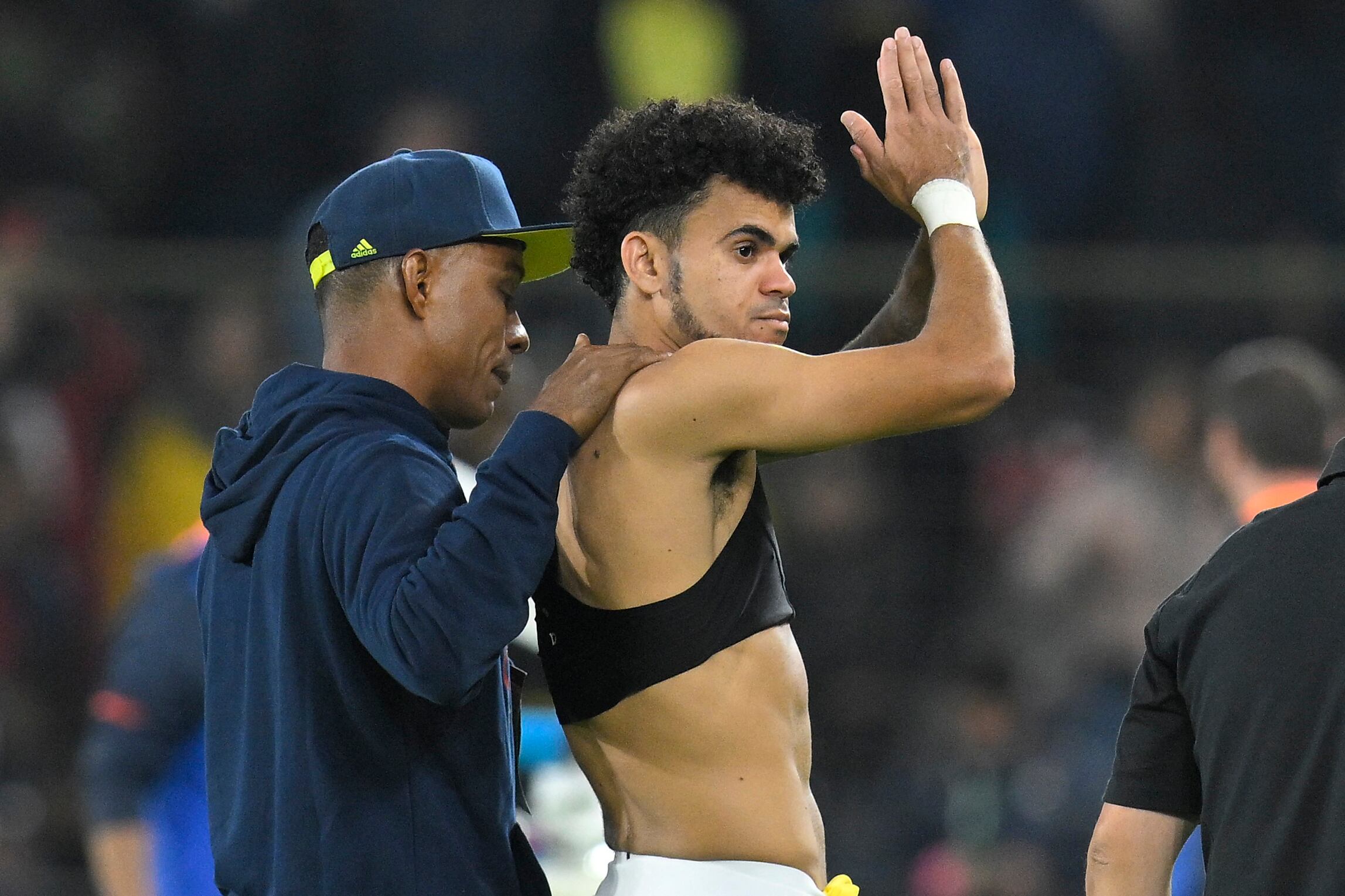 Colombia's forward Luis Diaz gestures at the crowd at the end of the 2026 FIFA World Cup South American qualification football match between Ecuador and Colombia at the Rodrigo Paz Delgado Stadium in Quito, on October 17, 2023. (Photo by Rodrigo BUENDIA / AFP)