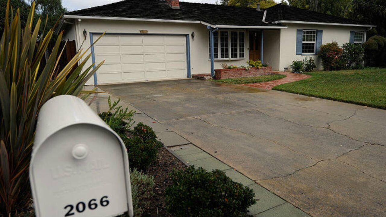 1. Apple: en el estacionamiento de la casa del padre de Steve Jobs, en Palo Alto, California, empezó la historia de este genio y figura, quien fundó la gran compañía de la manzana mordida junto a Steve Wozniack. Era 1976 y los dos jóvenes, que recién empezaban su universidad, contaron con el apoyo del padre de Jobs para iniciar su compañía. Incluso se asegura que Jobs padre vendió su camioneta para dar ese dinero a Steve y así darle un empujón al negocio. Foto Getty Images.