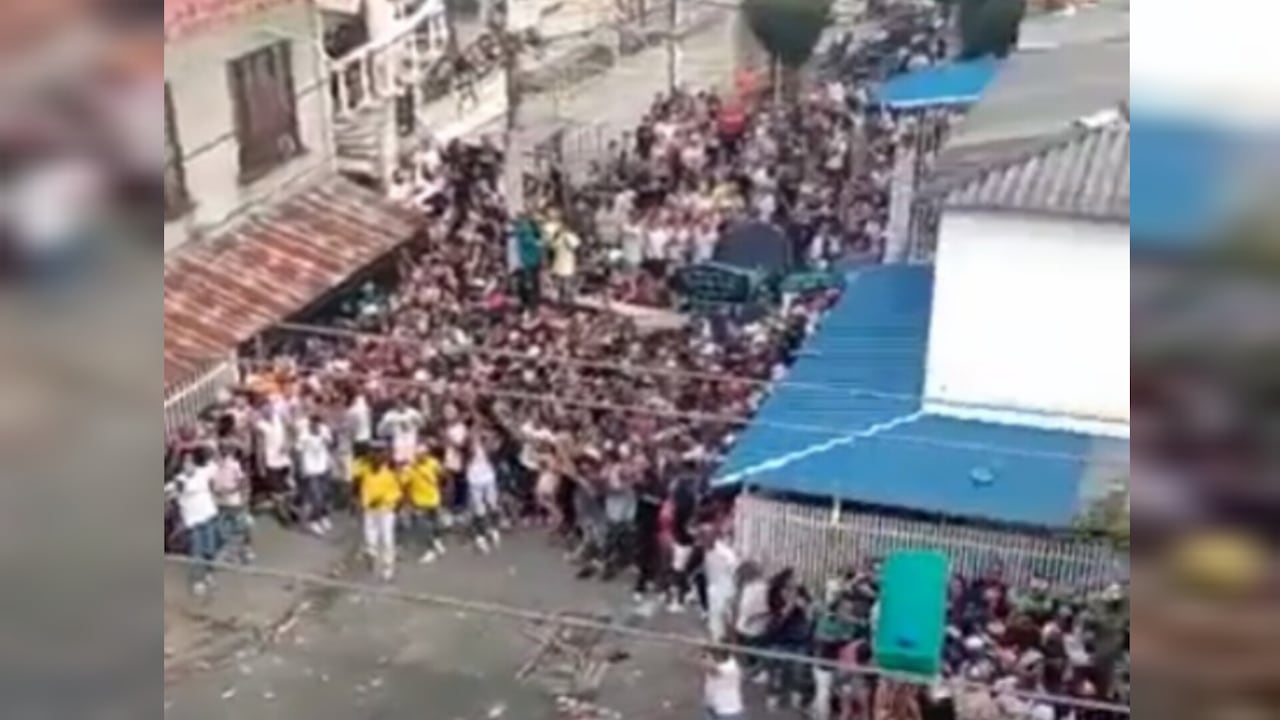 La masiva celebración fue autorizada por las autoridades.