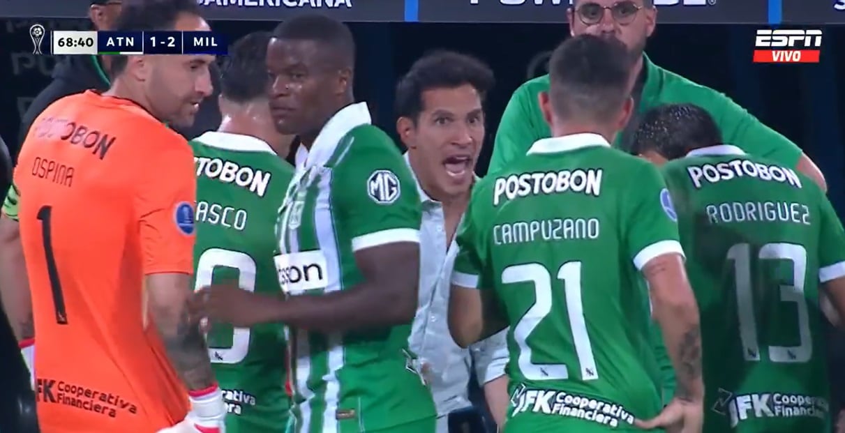 Momento en el que Diego Arias le habla a sus jugadores.