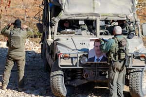 Beirut, Líbano | AFP | sábado 14/12/2024 - 05:46 UTC-5 | 301 palabras
Israel realizó nuevos ataques contra instalaciones militares en Damasco y sus suburbios la madrugada del sábado, casi una semana después de que una coalición de rebeldes tomara la capital, informó el Observatorio Sirio para los Derechos Humanos (OSDH).
Desde la caída del presidente Bashar al Asad el domingo, Israel ha lanzado cientos de ataques contra sitios militares en Siria, según la organización no gubernamental OSDH con sede en el Reino Unido, que tiene una vasta red de fuentes dentro de Siria.
El ministro de Defensa israelí, Israel Katz, ordenó al Ejército prepararse para permanecer todo el invierno en la zona de contención entre Israel y Siria.
(Photo by Jalaa MAREY / AFP)