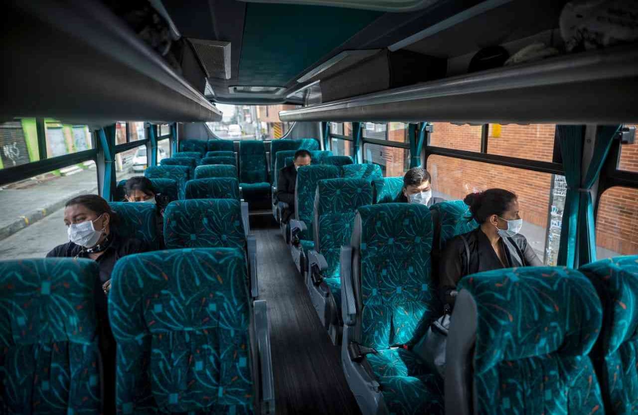 En el bus que los transportó de la sala de velación al lugar de la cremación, los Torres se sentaron en sillas separadas para respetar el protocolo de aislamiento. Reportaje gráfico: Esteban Vega La-Rotta