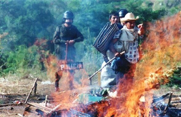 Ahí sí aparece el Ejército. El 5 de agosto de 2001, en el sector de El Palo (límites de Antioquia y Caldas) el Ejército desalojó a los campesinos que bloquearon la carretera entre Manizales y Medellín para protestar por la violencia a la que los sometían guerrilleros y paramilitares, y a la total ausencia de la fuerza pública para protegerlos. Foto: Héctor Fabio Zamora-Periódico El Tiempo.