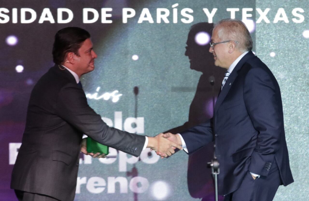 Doctor Juan Manuel Anaya y exministro de Ciencia, Tito José Crissien entregando el Premio Nacional al Investigador.