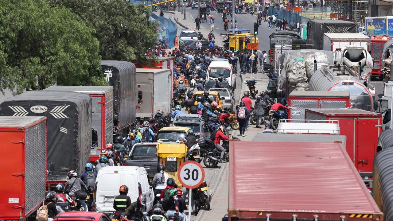 Paro de transportadores y camioneros
en la autopista sur, terminal del sur, bosa