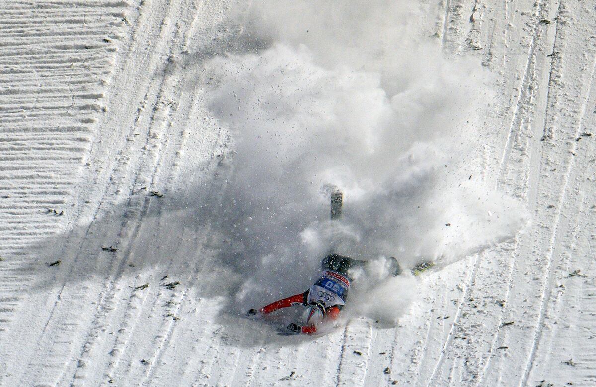 Simon Ammann se estrella luego de su primer salto en un torneo de salto de esquí en Oberstdorf, Alemania. (AP)