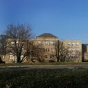 ARCHIVO - Esta fotografía muestra el campus del Centro Psiquiátrico Creedmoor, en Queens, Nueva York, el 4 de enero de 2013. La ciudad de Nueva York abrirá un albergue para hasta 1.000 migrantes en el estacionamiento del hospital psiquiátrico estatal mientras miles de migrantes siguen llegando a la ciudad cada semana. (AP Foto/Frank Franklin, Archivo)