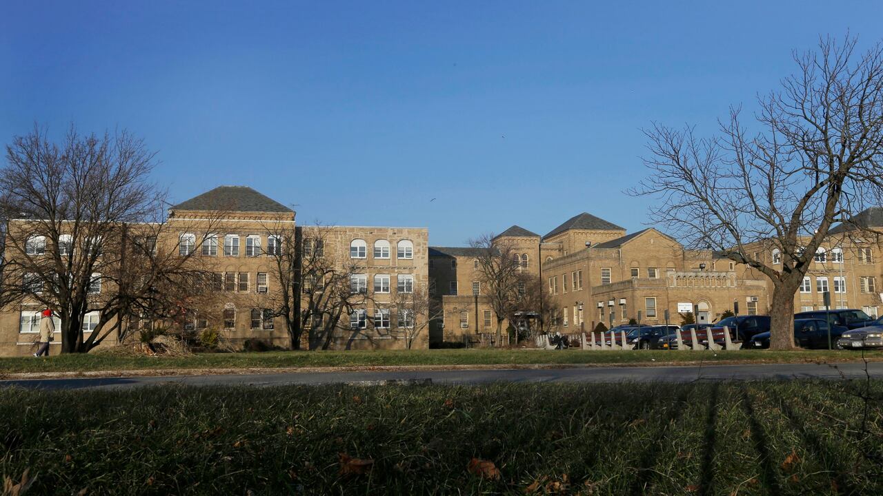ARCHIVO - Esta fotografía muestra el campus del Centro Psiquiátrico Creedmoor, en Queens, Nueva York, el 4 de enero de 2013. La ciudad de Nueva York abrirá un albergue para hasta 1.000 migrantes en el estacionamiento del hospital psiquiátrico estatal mientras miles de migrantes siguen llegando a la ciudad cada semana. (AP Foto/Frank Franklin, Archivo)