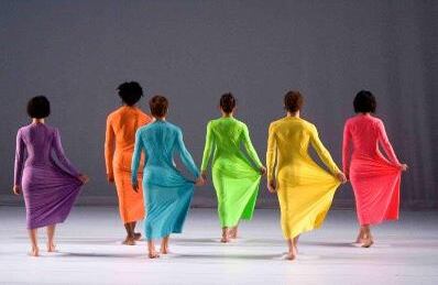 En "¿Me dejarías cambiar tu nombre?" siete bailarines de distitnas nacionalidades se apropian de un color para reflexionar sobre la identidad.