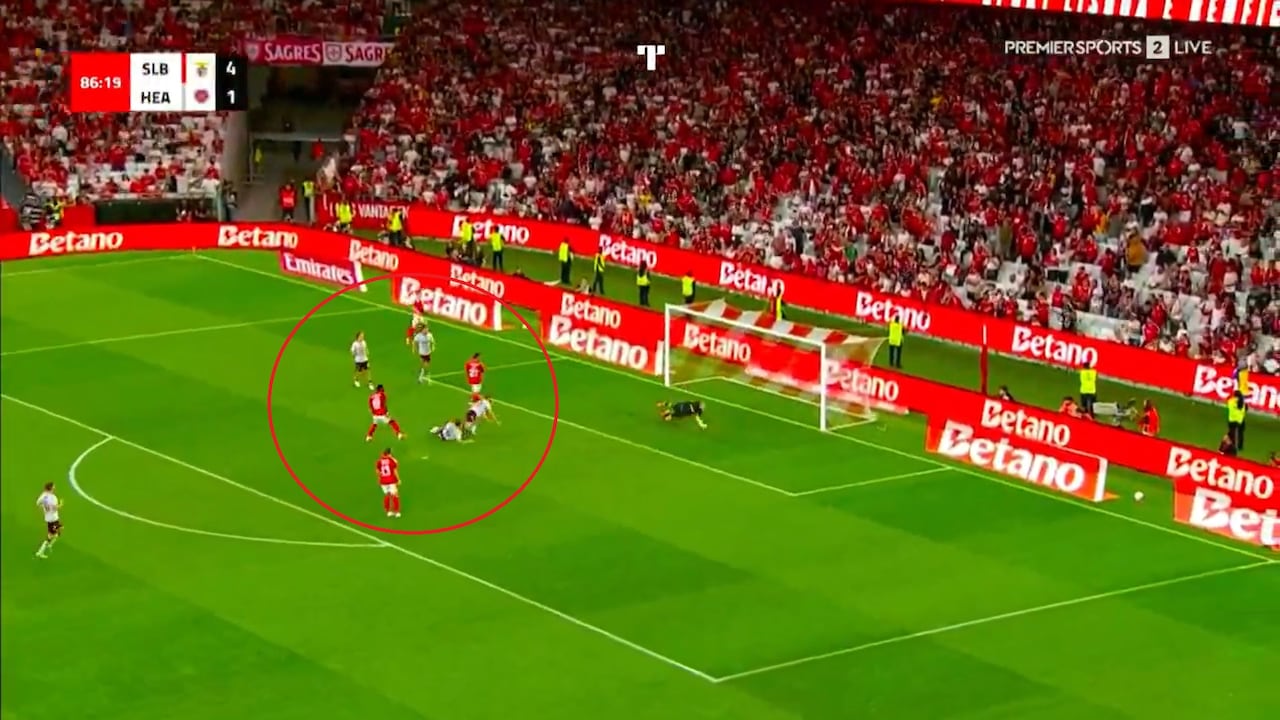 Remate de Jhon Durán en la Europa League.