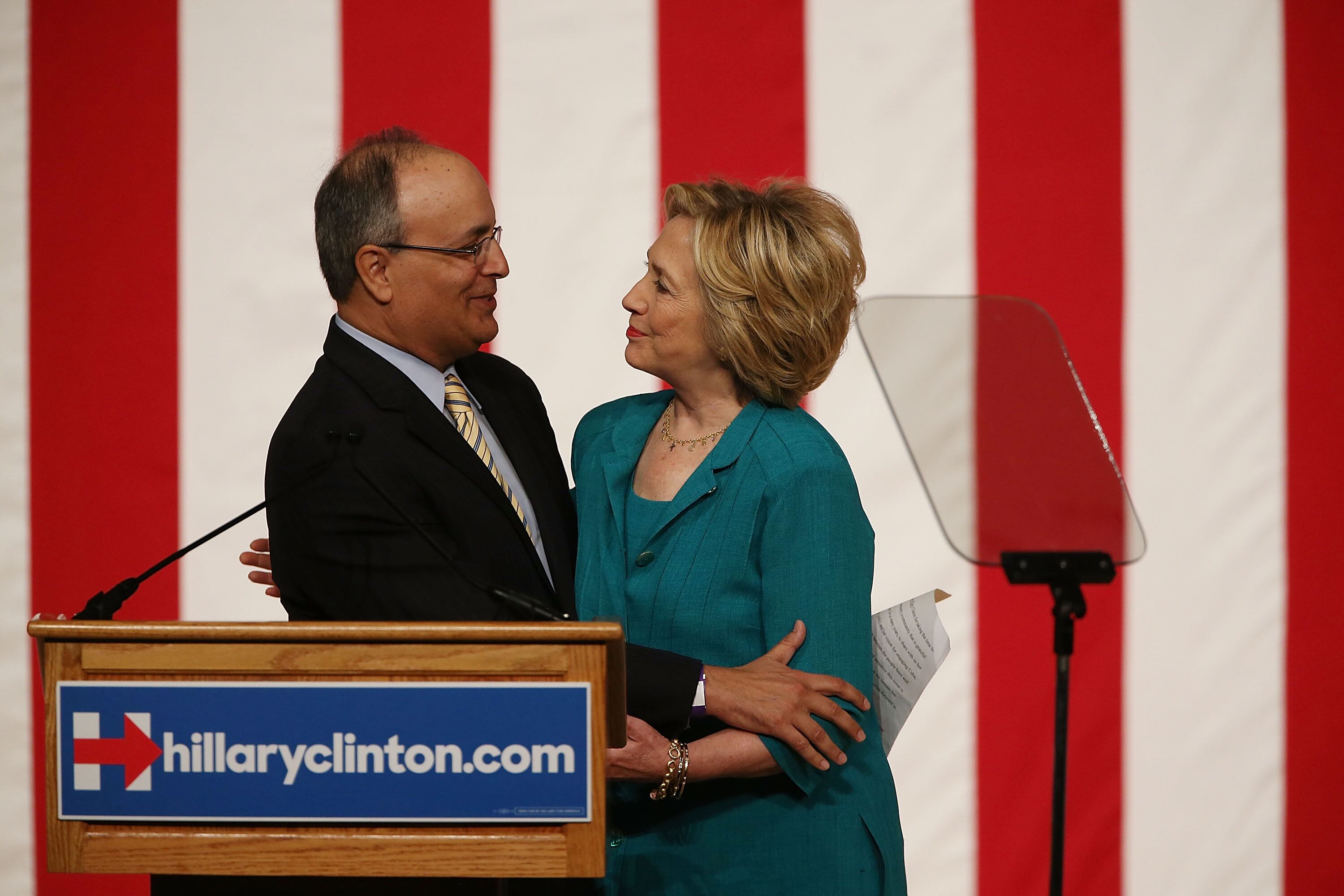 El embajador Frank Mora y la entonces candidata a la presidencia de Estados Unidos Hilary Clinton