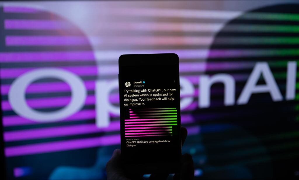 El logotipo de OpenAI se ve en la pantalla con el sitio web de ChatGPT en el móvil, el 8 de enero de 2023 en Bruselas, Bélgica. (Ilustración fotográfica de Jonathan Raa/NurPhoto a través de Getty Images)