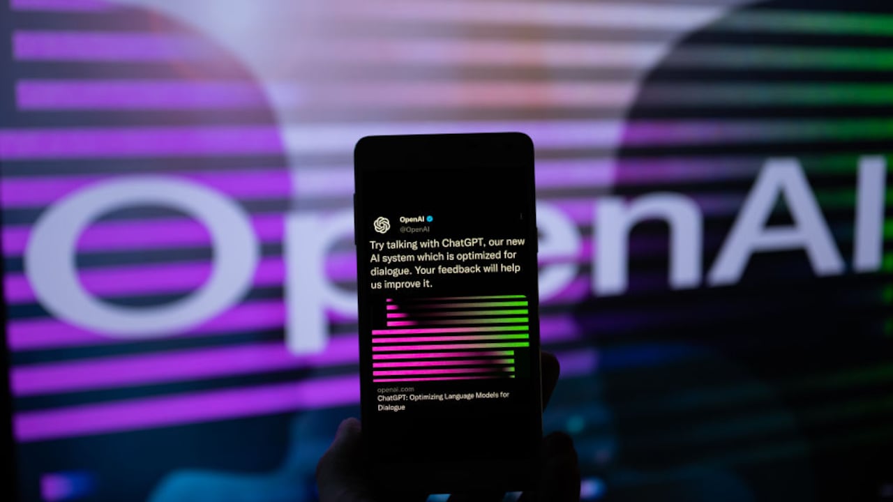 El logotipo de OpenAI se ve en la pantalla con el sitio web de ChatGPT en el móvil, el 8 de enero de 2023 en Bruselas, Bélgica. (Ilustración fotográfica de Jonathan Raa/NurPhoto a través de Getty Images)