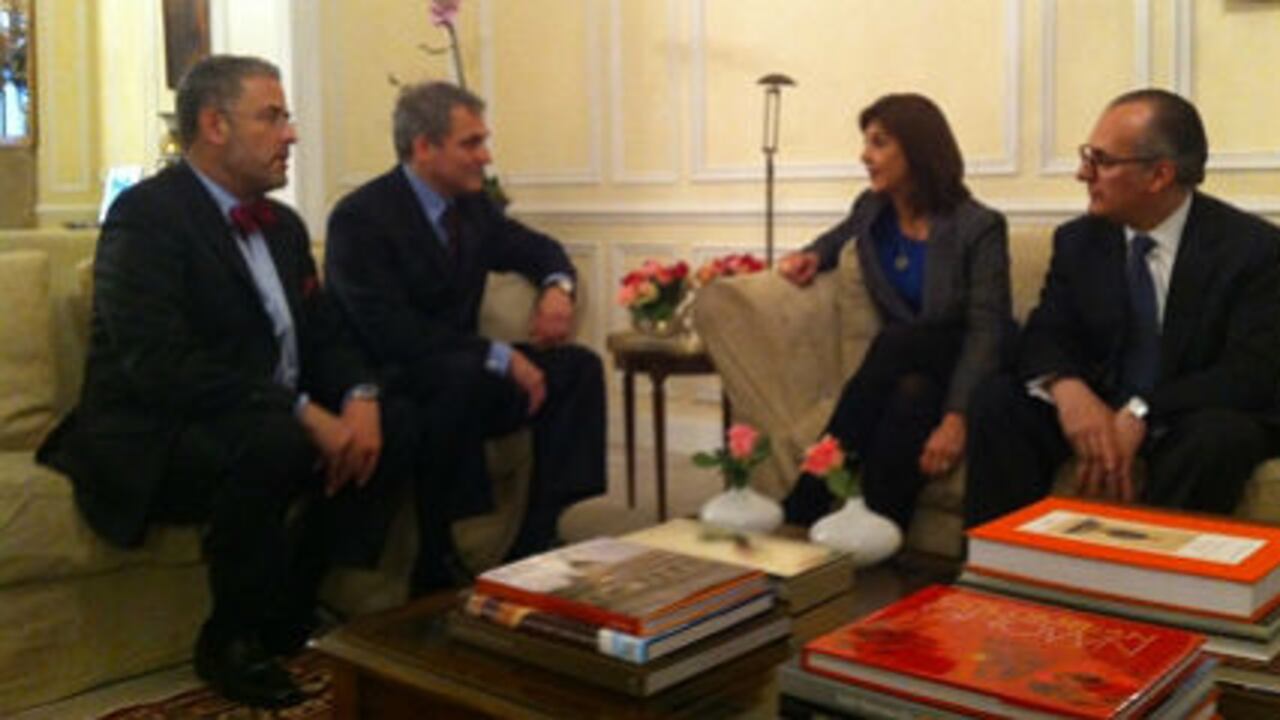 La Canciller María Ángela Holguín, Robert Volterra, y el abogado internacionalista, Juan Daniel Jaramillo, quien será el enlace entre la firma británica y el grupo de abogados colombianos que asesoran al Gobierno, y Gustavo Adolfo Carvajal embajador colombiano en Francia.