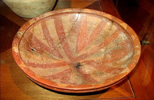 Plato o vasija de servicio. Aquí se preparaban diversas sustancias para el rito funerario. Ahora presenta fisuras debido al maltrato cuando fue sacada de contrabando. 