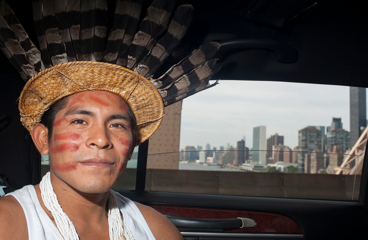 El lunes 22 de septiembre, las Naciones Unidas reconocieron los esfuerzos de Tanimuca y su comunidad al entregarles el Premio Ecuatorial 2014, el más prestigioso en asuntos étnicos. Tanimuca lo recibió en Nueva York. Y allí, tres días después de la ceremonia, se reunió con una fotógrafa de SEMANA que tenía la misión de retratarlo en Manhattan. (Foto: Romina Hendlin) 