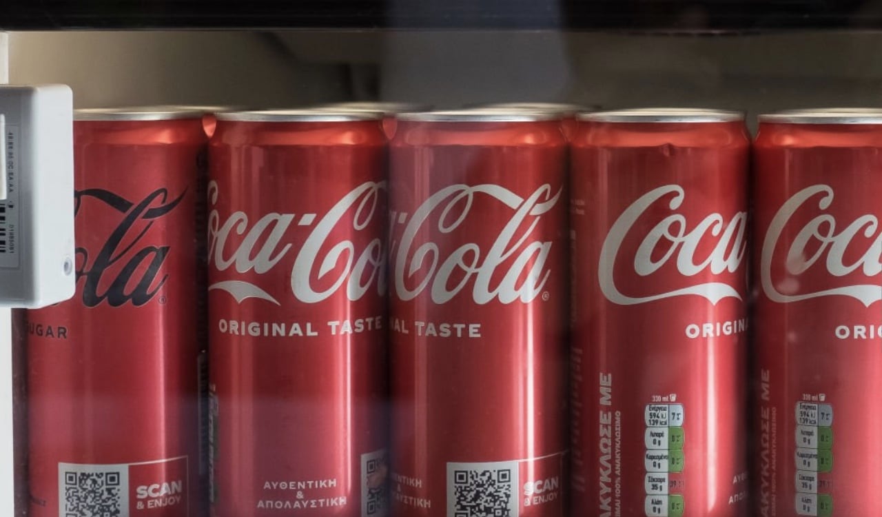 La Coca Cola tiene grandes cantidades de azúcar.