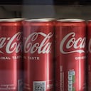 La Coca Cola tiene grandes cantidades de azúcar.