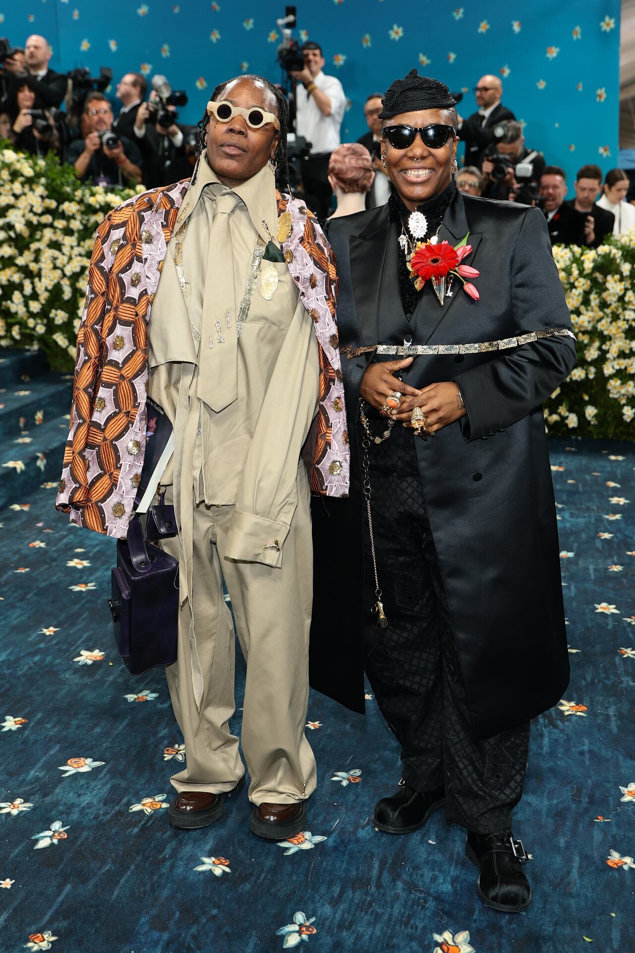 Dynasty y Soull Ogun, conocidos por su marca de moda sostenible, presentaron atuendos que fusionaban la tradición con la innovación, resaltando la importancia de la identidad cultural en la moda .