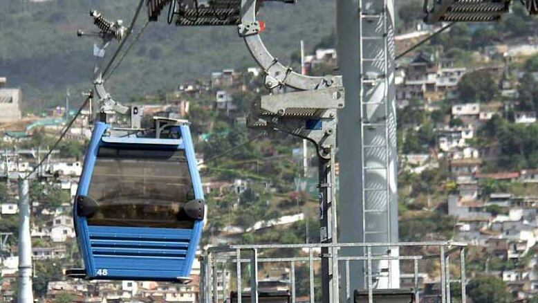 MIOCable: sobrevuele 2,2 km de la capital del Valle en los que obtendrá una panorámica de la ciudad. A la salida de la estación Brisas de Mayo en Siloé, encontrará un mural artístico de más de 80 mts ubicado en el mirador “Siloé Visible”. El Municipio invirtió $96.143 millones.