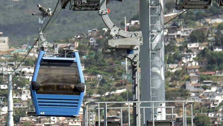 MIOCable: sobrevuele 2,2 km de la capital del Valle en los que obtendrá una panorámica de la ciudad. A la salida de la estación Brisas de Mayo en Siloé, encontrará un mural artístico de más de 80 mts ubicado en el mirador “Siloé Visible”. El Municipio invirtió $96.143 millones.