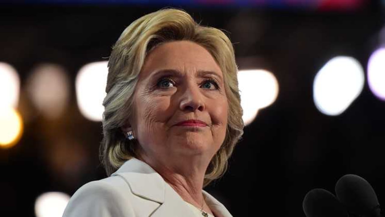 Los casi 5.000 delegados a la convención y una multitud de dirigentes demócratas estallaron en una ensordecedora ovación ante la declaración de Clinton.