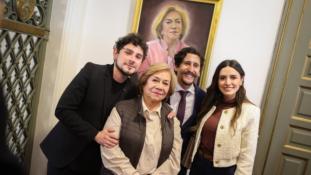 Sebastián Guanumen junto a la canciller Rosa Yolanda Villavicencio.