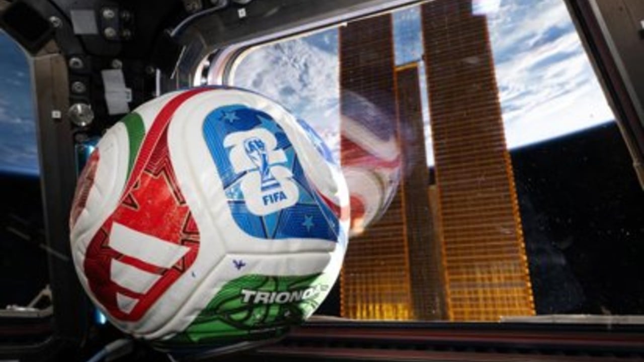 La NASA envía el balón del Mundial de Fútbol al espacio.