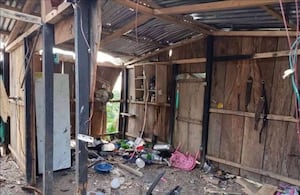Casas destruída en la guerra en el Catatumbo, situación reportada este martes 4 de agosto por periodistas de Norte de Santander, Colombia.