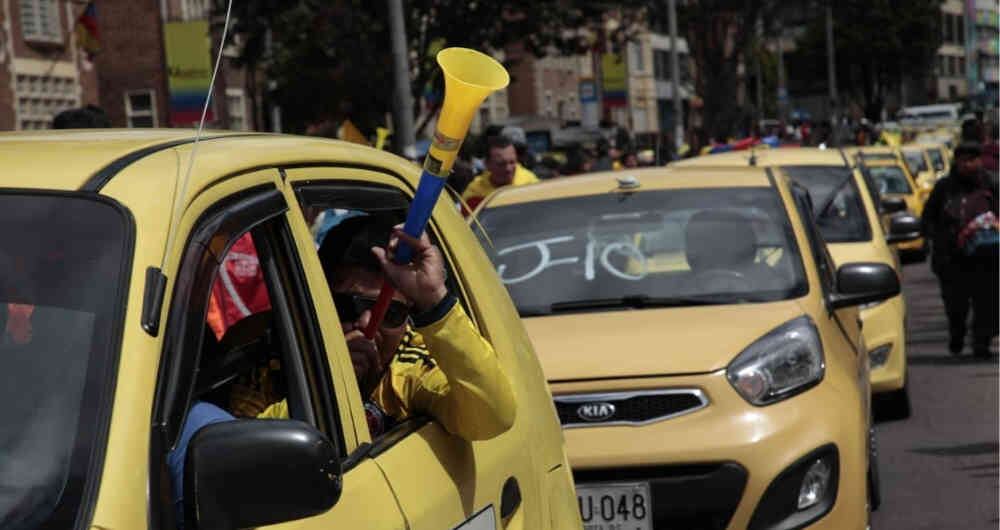 Gremio de taxistas pide que se les imponga una tarifa diferencial para la gasolina.