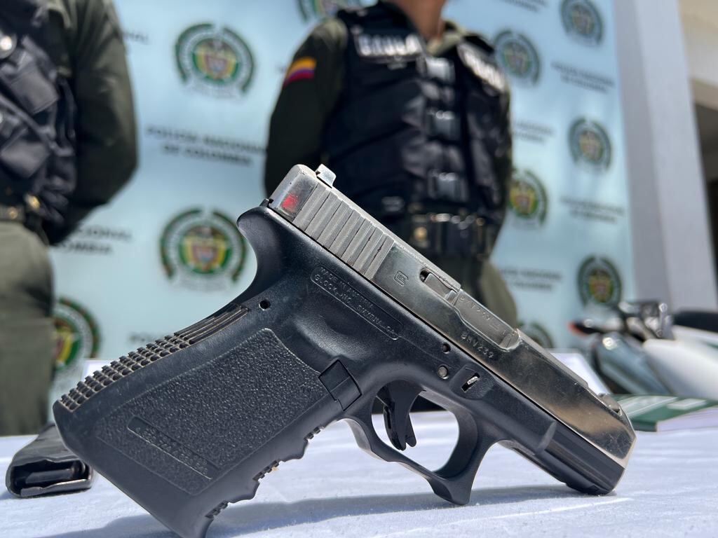 El arma que el occiso disparó contra la Policía.