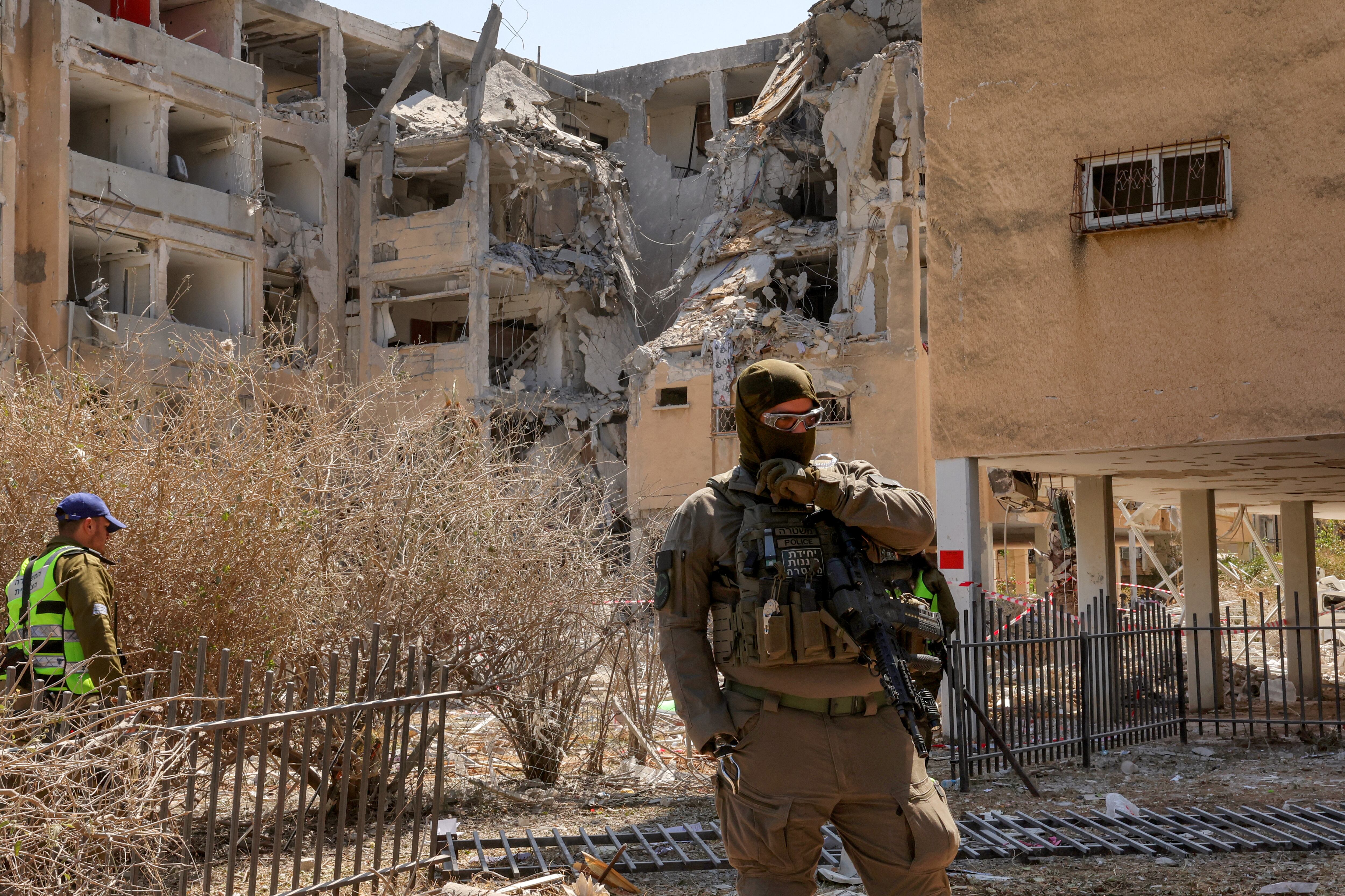 Los bombardeos entre ambos países han dejado varias edificaciones en ruinas. Además, se han perdido muchas vidas humanas.