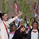 La nueva presidenta de México, Claudia Sheinbaum, saluda a la multitud tras una ceremonia indígena en el día de su toma de posesión, en el Zócalo, la principal plaza de Ciudad de México, el martes 1 de octubre de 2024. (AP Foto/Fernando Llano)