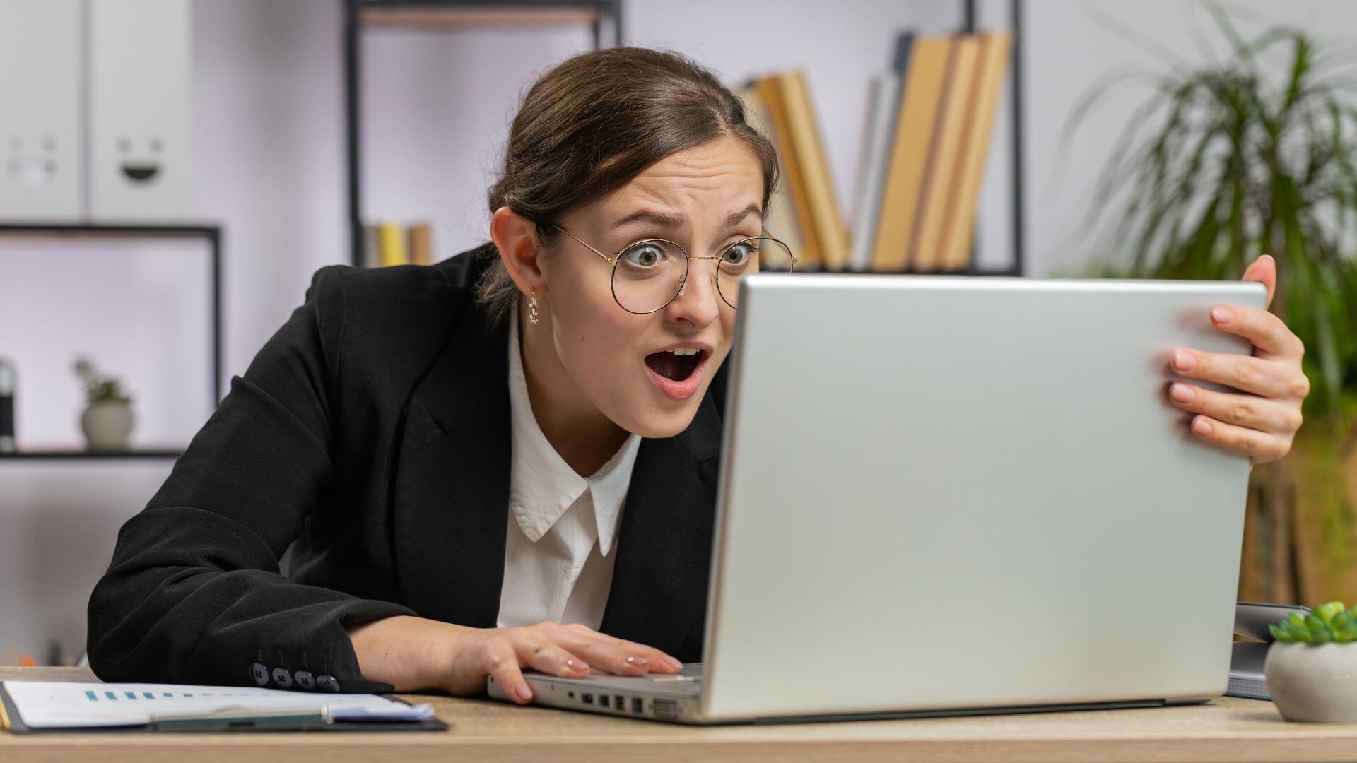 Estas técnicas buscan robar datos personales y financieros mediante páginas falsas que simulan tiendas en línea o servicios bancarios.