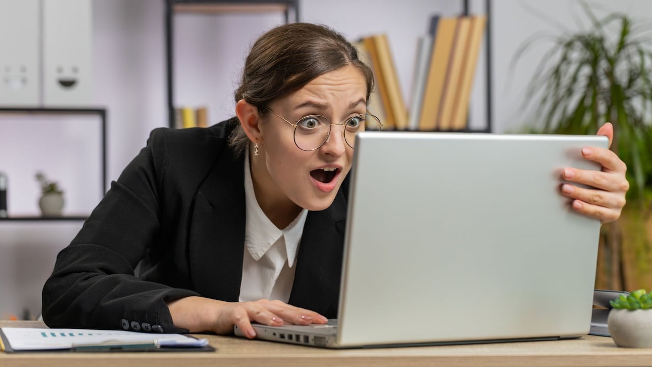 Estas técnicas buscan robar datos personales y financieros mediante páginas falsas que simulan tiendas en línea o servicios bancarios.