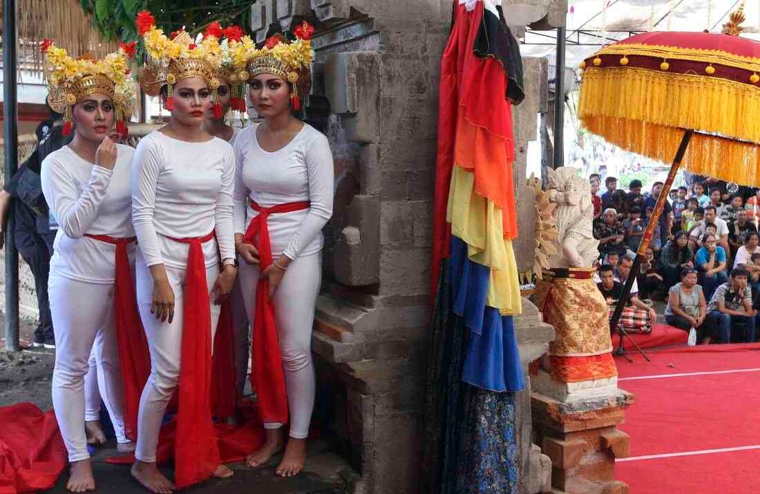 : Los bailarines esperan en el backstage mientras se preparan para un espectáculo de baile durante el Festival de Artes de Bali en Bali, Indonesia. (AP Photo / Firdia Lisnawati)