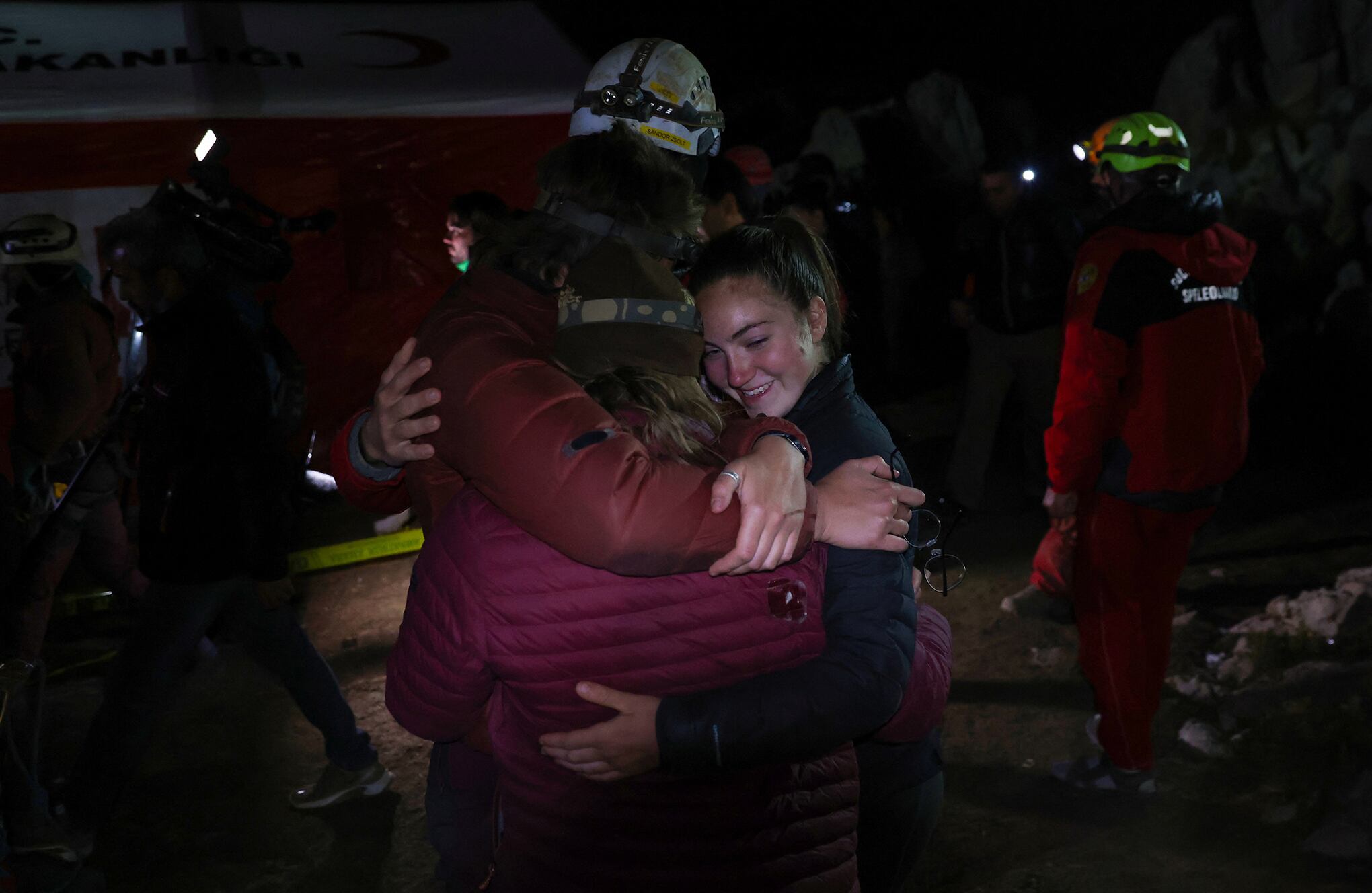 En imágenes : Espeleólogo estadounidense rescatado de una cueva a 1.000 metros de profundidad.