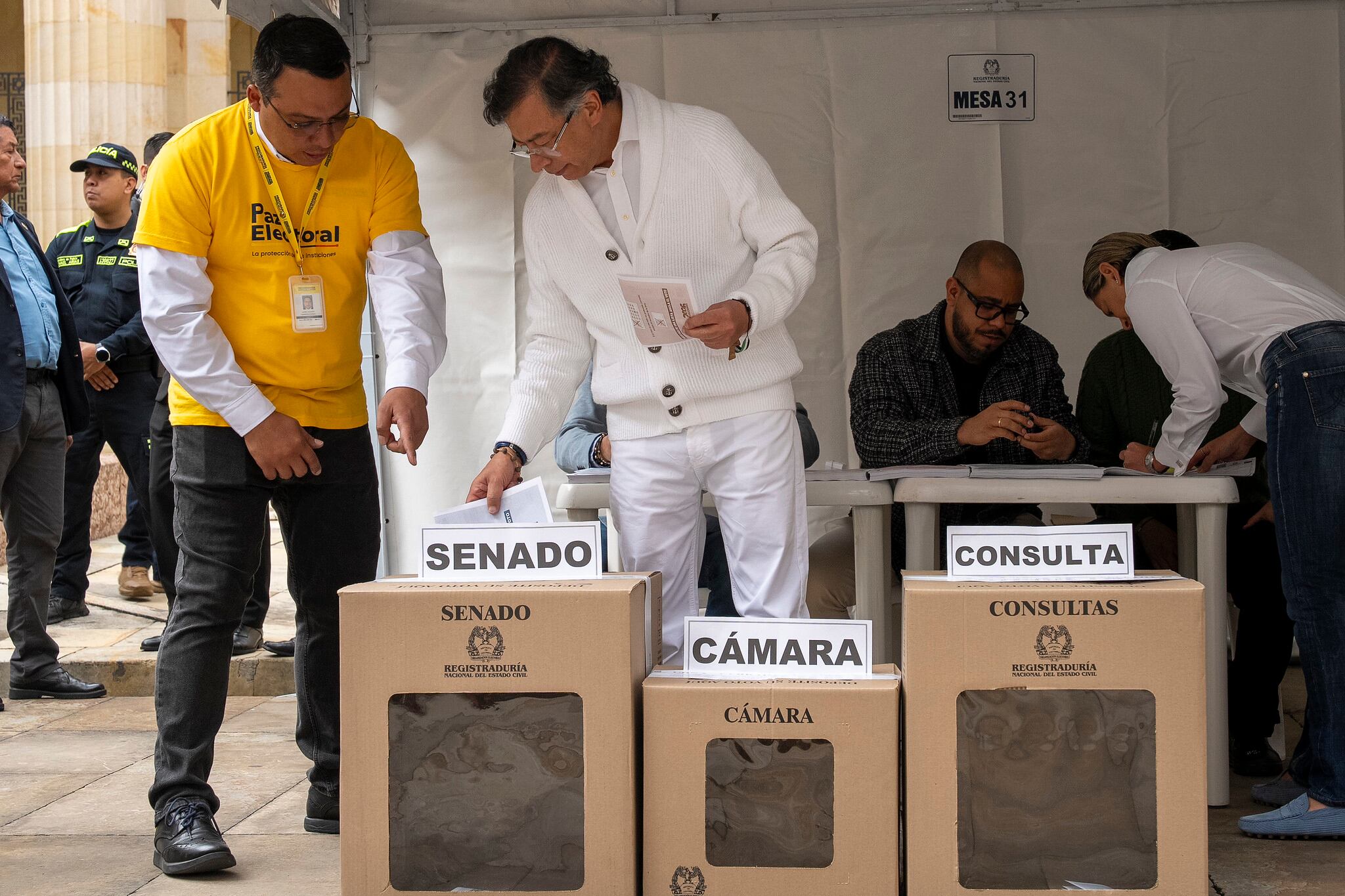 Verónica Alcocer, en Bogotá, durante las elecciones del 8 de marzo de 2026. Aquí, acompañando al presidente, Gustavo Petro, a abrir la jornada electoral