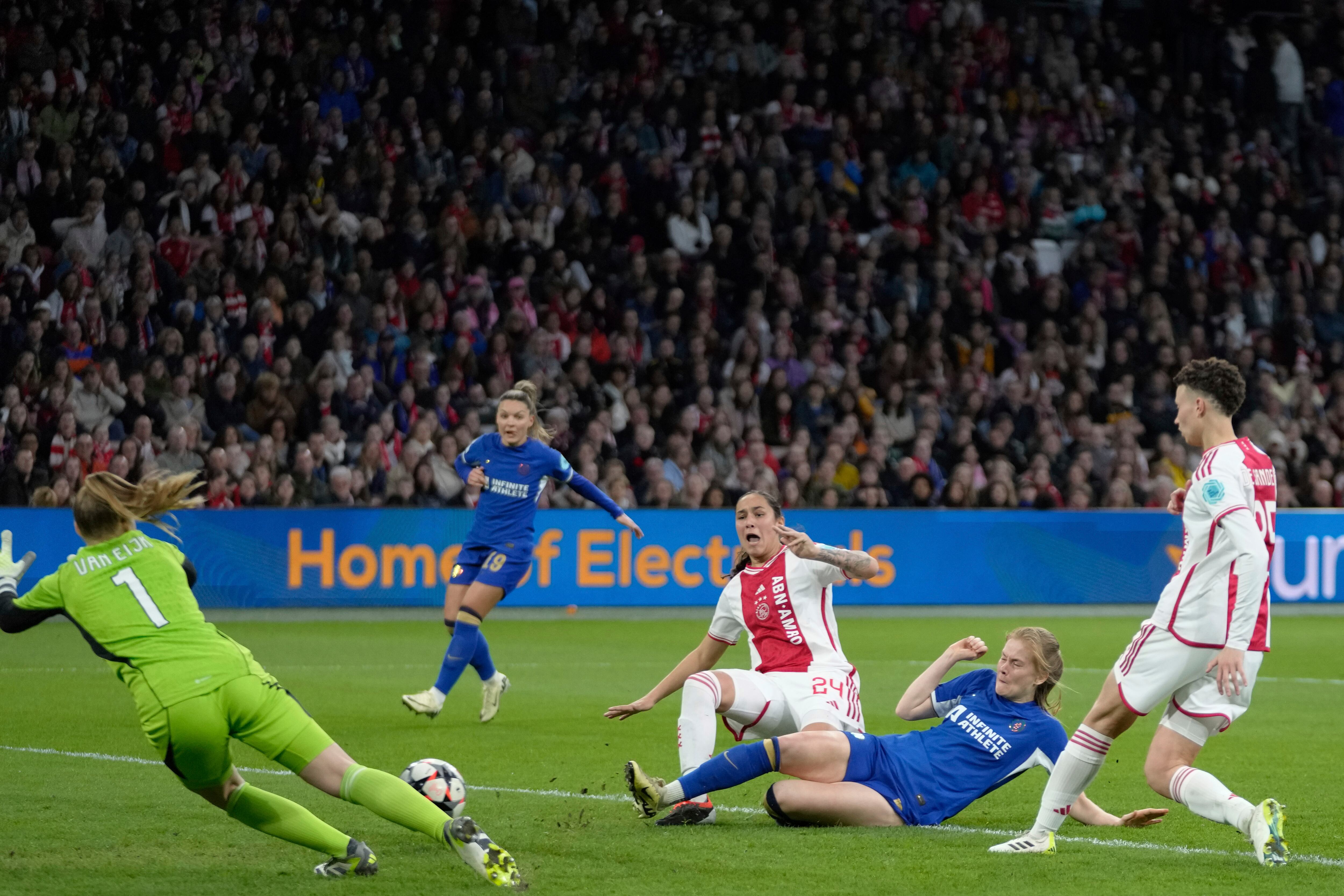 Sjoeke Nuksen, segunda desde la derecha, del Chelsea, anota el segundo gol de su equipo durante el partido de cuartos de final de la Liga de Campeones femenina entre Ajax y Chelsea en el Johan Cruyff ArenA, en Ámsterdam, Países Bajos, el martes 19 de marzo de 2024. (Foto AP/Peter Dejong)