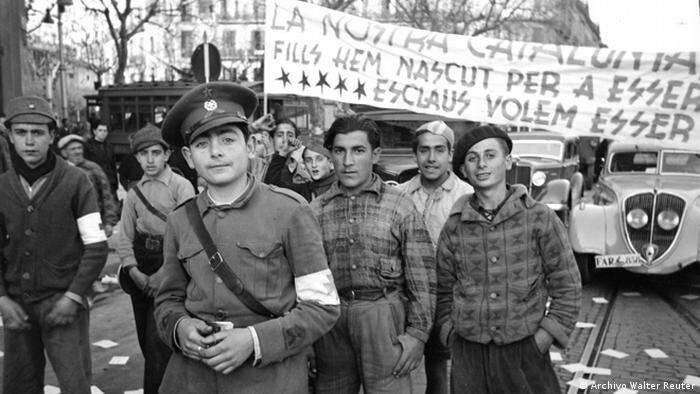 Milicias juveniles
Un grupo de jóvenes voluntarios de las Divisiones de la Juventud en un desfile. Plaza Cataluña, Barcelona, 4 de abril de 1938. Foto Walter Reuter©. Fondo Guillermo Fernández Zúñiga.
