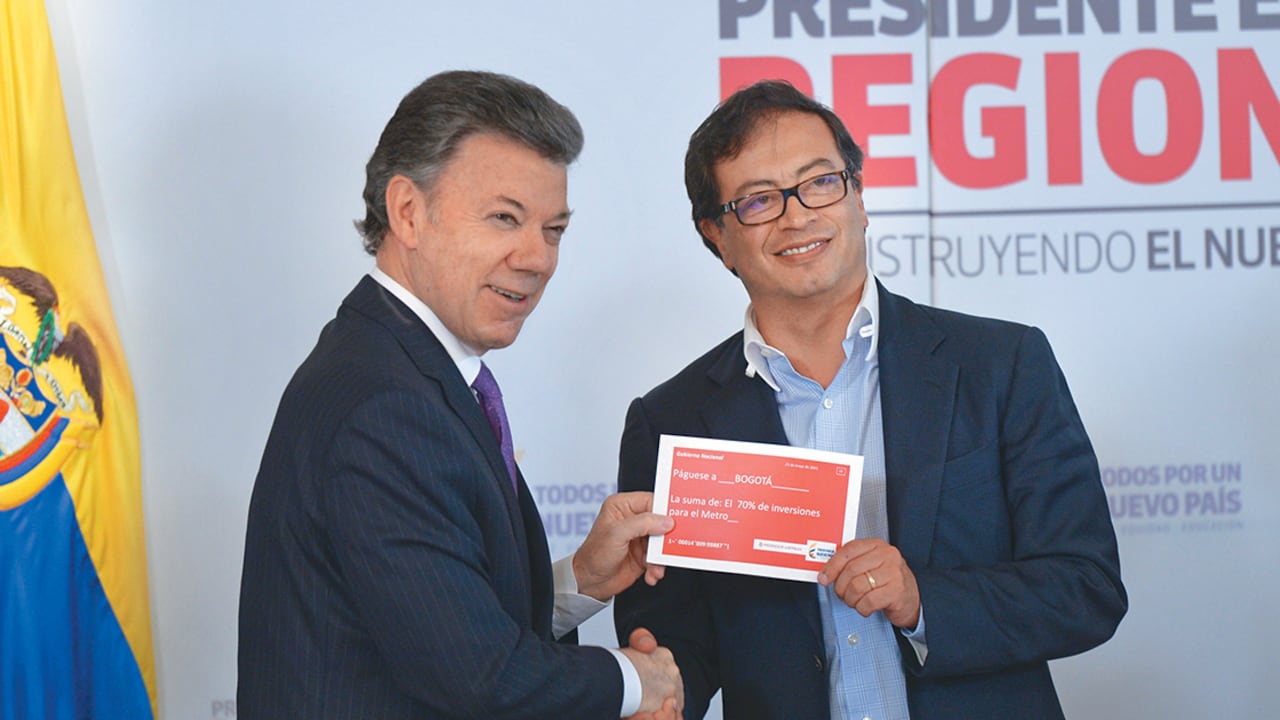 El presidente Santos le entregó a Gustavo Petro, alcalde de Bogotá, lo que llamó un “cheque virtual” como símbolo del compromiso de las arcas de la Nación con el 70 por ciento del costo de la primera línea del metro de Bogotá.