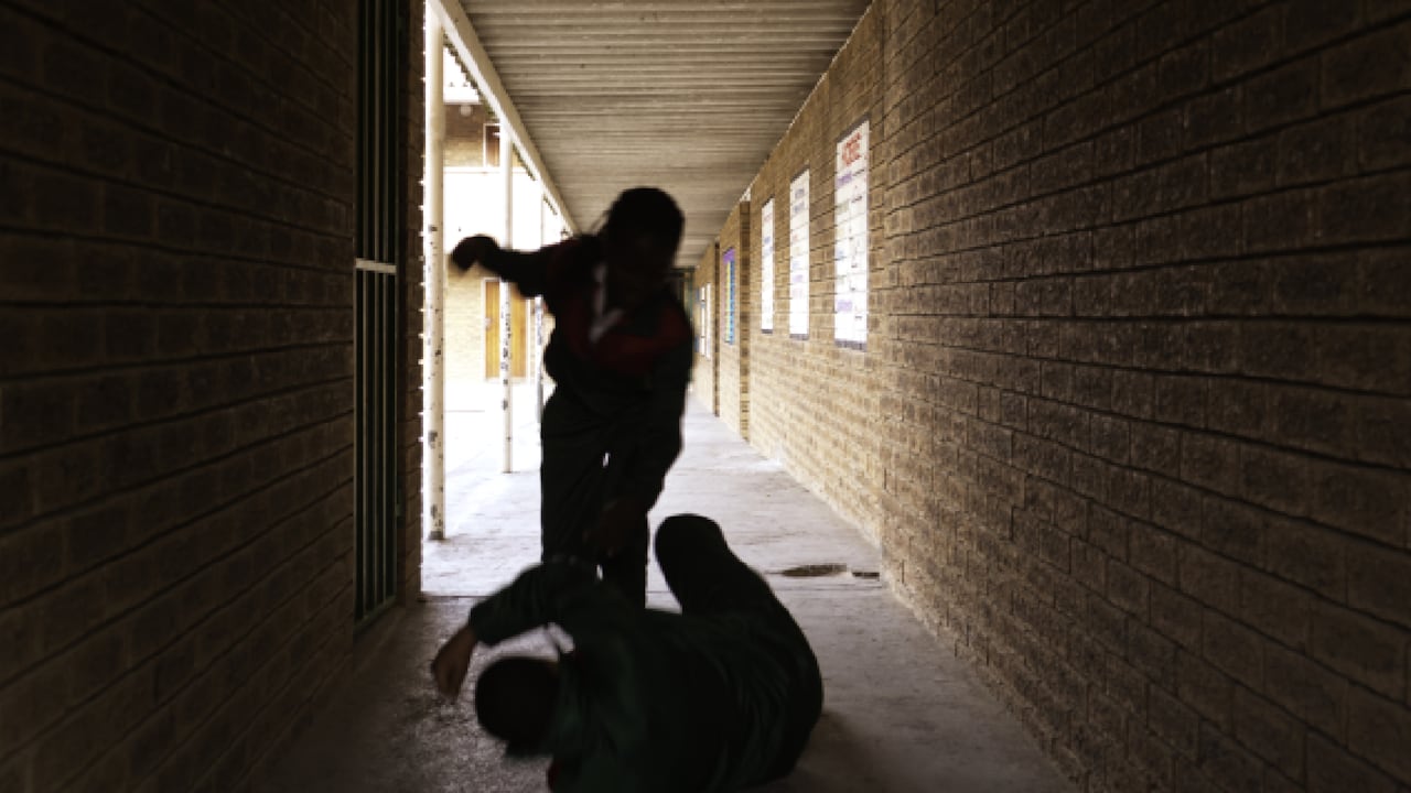 El bullying se presenta en ambientes escolares.