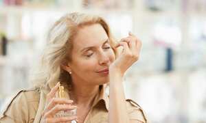 Así se deben aplicar las mujeres el perfume.