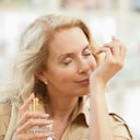 Así se deben aplicar las mujeres el perfume.