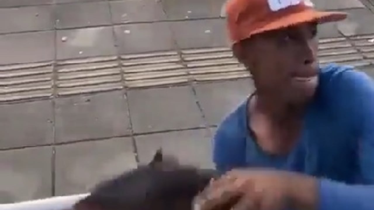 Al norte de la ciudad, un joven que al parecer es limpiavidrios en las calles, golpeó en repetidas ocasiones una de las ventanas de un bus del MIO.