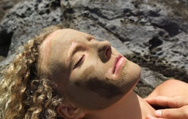 El barro aplicado de manera externa hidrata la piel, desinflama los golpes y relaja el cuerpo. 