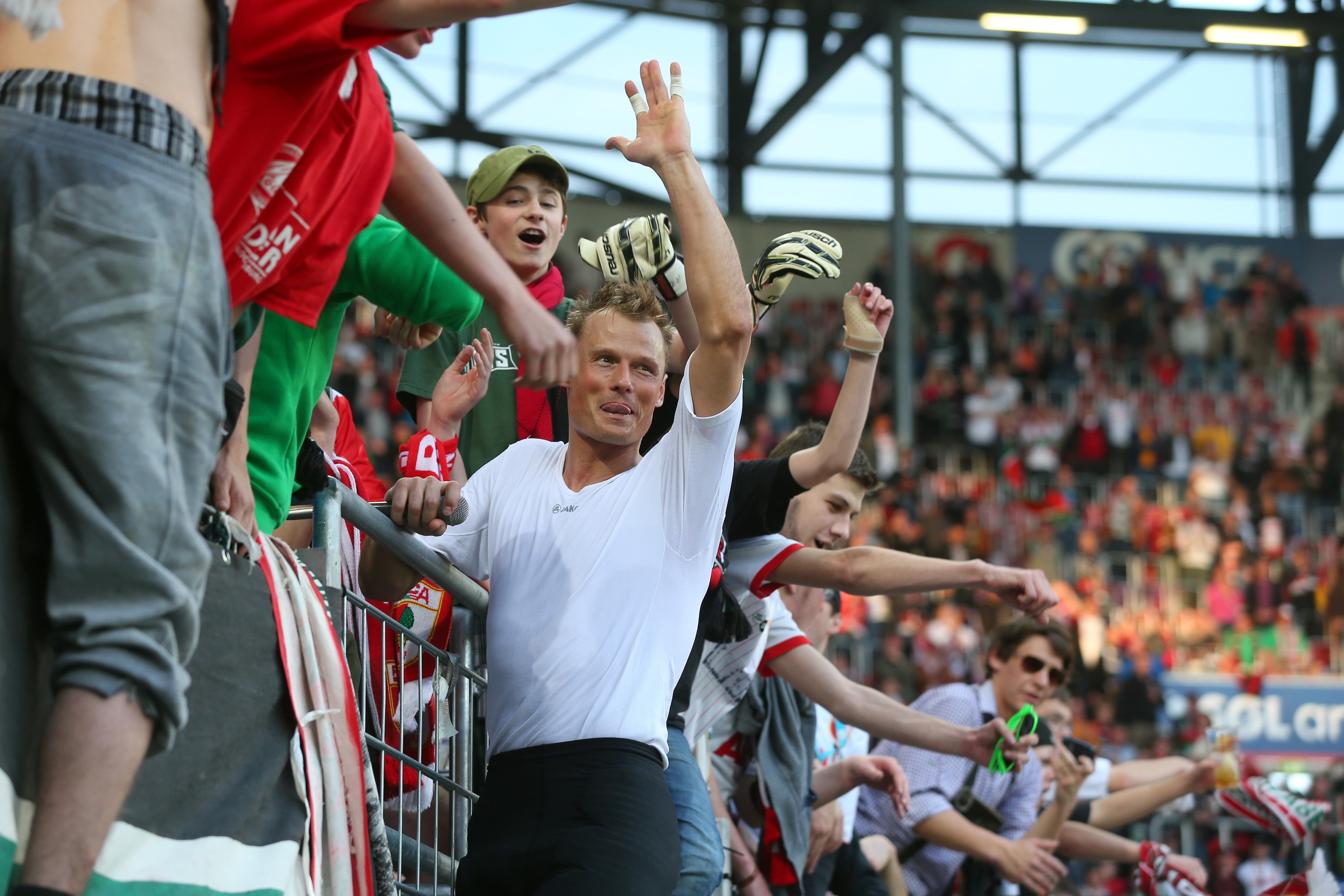 Alexander Manninger comparte con la afición del FC Augsburg en su paso por la Bundesliga