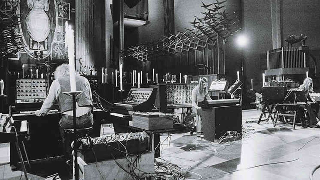 Edgar Froese, Christopher Franke y Peter Baumann, de la banda Tangerine Dream, en un concierto en 1974.